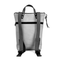 Image 3 of Mochila Slim Solapa Mini DZ  gris con asa naranja