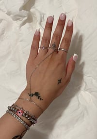 Delicate hand-chain