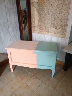 Coffre-banc vichy à fleurs teinte pêche et bleu pastel 