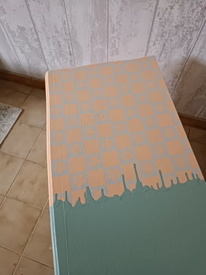 Coffre-banc vichy à fleurs teinte pêche et bleu pastel 