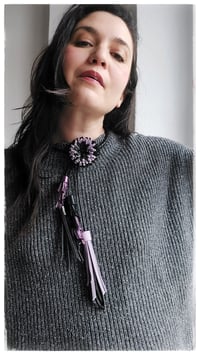 Image 4 of Collana floreale in pelle artigianale BLOOMIN LONG - Assolo 1/2026 - Amestiste