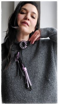 Image 5 of Collana floreale in pelle artigianale BLOOMIN LONG - Assolo 1/2026 - Amestiste