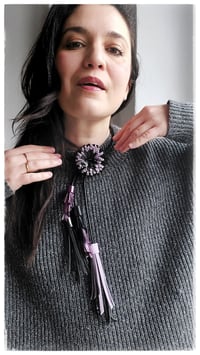 Image 12 of Collana floreale in pelle artigianale BLOOMIN LONG - Assolo 1/2026 - Amestiste