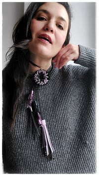 Image 18 of Collana floreale in pelle artigianale BLOOMIN LONG - Assolo 1/2026 - Amestiste