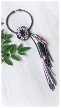 Image 13 of Collana floreale in pelle artigianale BLOOMIN LONG - Assolo 1/2026 - Amestiste