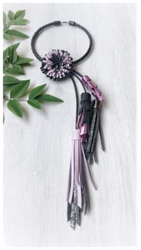 Image 7 of Collana floreale in pelle artigianale BLOOMIN LONG - Assolo 1/2026 - Amestiste