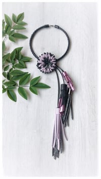Image 1 of Collana floreale in pelle artigianale BLOOMIN LONG - Assolo 1/2026 - Amestiste
