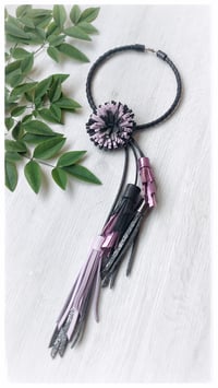 Image 2 of Collana floreale in pelle artigianale BLOOMIN LONG - Assolo 1/2026 - Amestiste