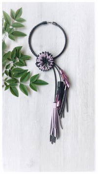 Image 14 of Collana floreale in pelle artigianale BLOOMIN LONG - Assolo 1/2026 - Amestiste