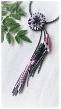 Image 3 of Collana floreale in pelle artigianale BLOOMIN LONG - Assolo 1/2026 - Amestiste