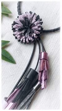 Image 9 of Collana floreale in pelle artigianale BLOOMIN LONG - Assolo 1/2026 - Amestiste