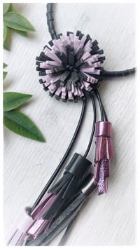 Image 15 of Collana floreale in pelle artigianale BLOOMIN LONG - Assolo 1/2026 - Amestiste