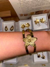 Image 2 of Double Lined Flower Bracelet Stainless Steel - No. 9