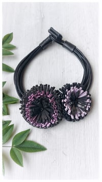 Image 1 of Collana floreale in pelle artigianale DALIA BOUQUET- Assolo 3/2026 - Ametiste