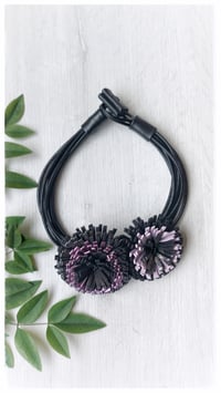 Image 13 of Collana floreale in pelle artigianale DALIA BOUQUET- Assolo 3/2026 - Ametiste