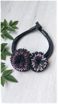 Image 14 of Collana floreale in pelle artigianale DALIA BOUQUET- Assolo 3/2026 - Ametiste
