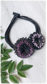 Image 7 of Collana floreale in pelle artigianale DALIA BOUQUET- Assolo 3/2026 - Ametiste