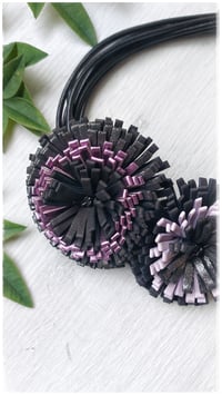 Image 8 of Collana floreale in pelle artigianale DALIA BOUQUET- Assolo 3/2026 - Ametiste
