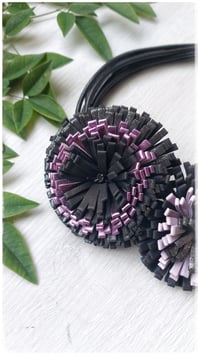 Image 3 of Collana floreale in pelle artigianale DALIA BOUQUET- Assolo 3/2026 - Ametiste