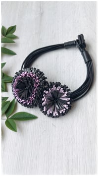 Image 15 of Collana floreale in pelle artigianale DALIA BOUQUET- Assolo 3/2026 - Ametiste