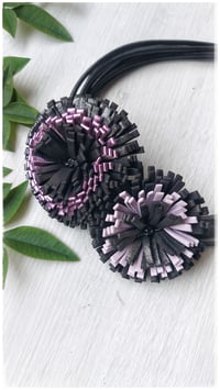 Image 20 of Collana floreale in pelle artigianale DALIA BOUQUET- Assolo 3/2026 - Ametiste