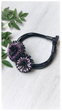 Image 21 of Collana floreale in pelle artigianale DALIA BOUQUET- Assolo 3/2026 - Ametiste