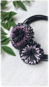 Image 9 of Collana floreale in pelle artigianale DALIA BOUQUET- Assolo 3/2026 - Ametiste