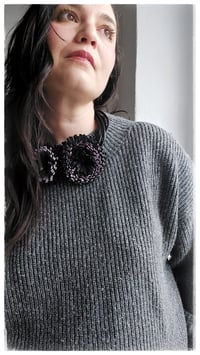 Image 12 of Collana floreale in pelle artigianale DALIA BOUQUET- Assolo 3/2026 - Ametiste