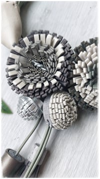 Image 14 of Collana scultura in pelle artigianale FLORILEGIUM SCULTURA- Assolo 4/2026 - Brina