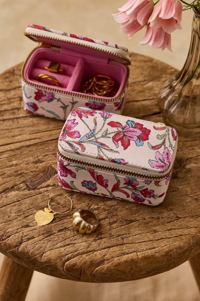 Image of Joyero Soumaya Cream floral .