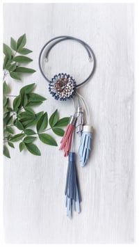 Image 1 of Collana floreale in pelle artigianale BLOOMIN LONG - Assolo 12/2026 - Mare d'inverno