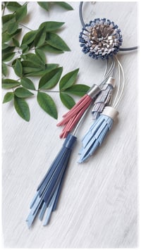 Image 3 of Collana floreale in pelle artigianale BLOOMIN LONG - Assolo 12/2026 - Mare d'inverno
