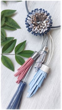 Image 8 of Collana floreale in pelle artigianale BLOOMIN LONG - Assolo 12/2026 - Mare d'inverno