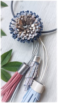 Image 7 of Collana floreale in pelle artigianale BLOOMIN LONG - Assolo 12/2026 - Mare d'inverno