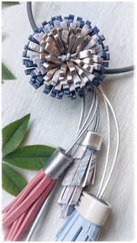 Image 11 of Collana floreale in pelle artigianale BLOOMIN LONG - Assolo 12/2026 - Mare d'inverno