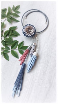 Image 2 of Collana floreale in pelle artigianale BLOOMIN LONG - Assolo 12/2026 - Mare d'inverno
