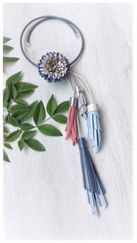 Image 6 of Collana floreale in pelle artigianale BLOOMIN LONG - Assolo 12/2026 - Mare d'inverno