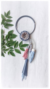 Image 10 of Collana floreale in pelle artigianale BLOOMIN LONG - Assolo 12/2026 - Mare d'inverno