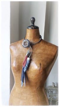 Image 4 of Collana floreale in pelle artigianale BLOOMIN LONG - Assolo 12/2026 - Mare d'inverno