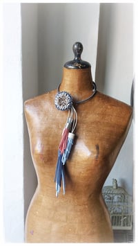 Image 9 of Collana floreale in pelle artigianale BLOOMIN LONG - Assolo 12/2026 - Mare d'inverno