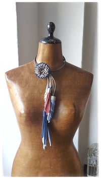 Image 5 of Collana floreale in pelle artigianale BLOOMIN LONG - Assolo 12/2026 - Mare d'inverno