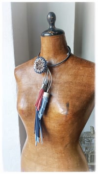 Image 12 of Collana floreale in pelle artigianale BLOOMIN LONG - Assolo 12/2026 - Mare d'inverno