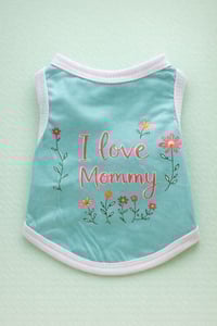 Image 3 of Camiseta para Mascota “I Love My Mommy” – Ropa Tierna para Mascotas | 4Paw Blessed