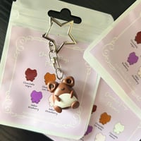 Image 3 of Llaveros artesanales de Rana de Chocolate Sorpresa – Inspirados en el Mundo Mágico