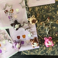 Image 5 of Llaveros artesanales de Rana de Chocolate Sorpresa – Inspirados en el Mundo Mágico