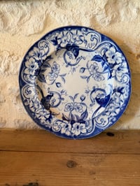 Image 2 of Plat rond ancien en terre de fer - Creil et Montereau, modèle Flora - Art de la table