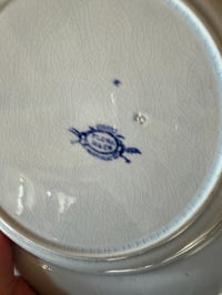 Image 4 of Plat rond ancien en terre de fer - Creil et Montereau, modèle Flora - Art de la table