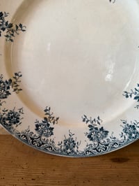 Image 8 of Plat ancien en terre de fer - Art de la table