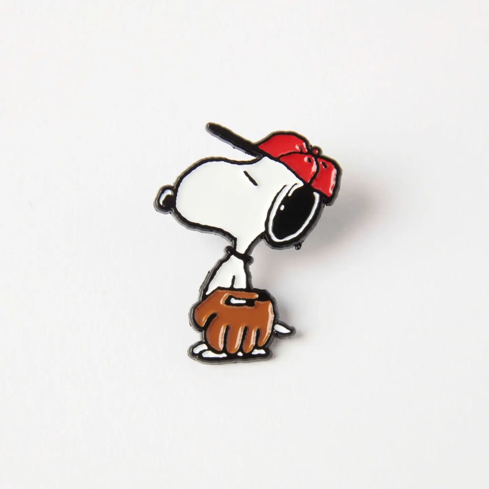 PEANUTS ENAMEL PIN - BASEBALL SNOOPY