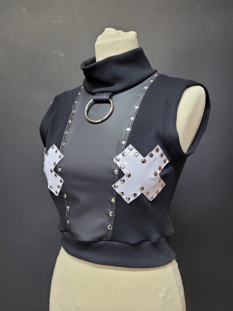 Image of DOMINATE TOP